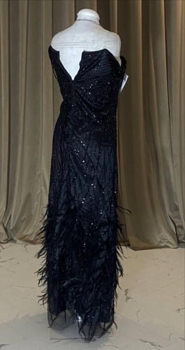 فستان سهره المزين بالتطريز والريش