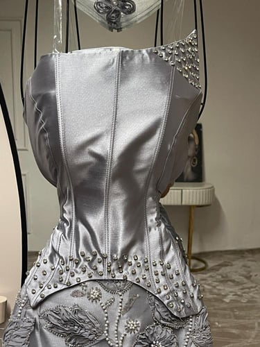 طقم فخم قطعتين بلوزه تنوره الخامه مياكدو وورود مزي...