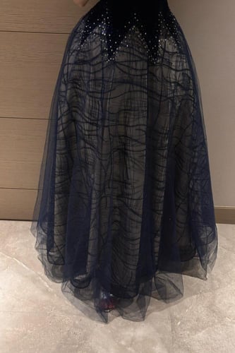 فستان سهره جوخ وتل وشبك المزين بفصوص زاركون