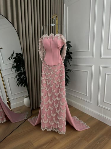 فستان سهره المزين بالكلفه المطرزه