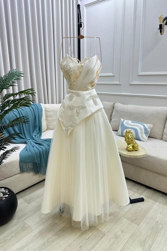 فستان سهره صدر ميكادو مزين بالتطريز اليدوي وتل دبل...