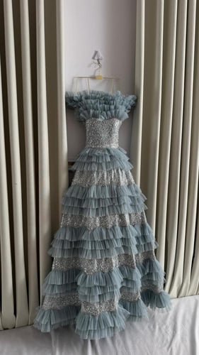 فستان سهره تل المزين بالطبقات بشكل انيق ومتناسق مز...