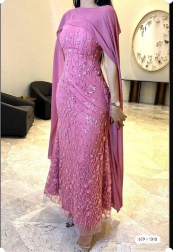 فستان سهره المزين بالورود المطرزه والشال الشيفون