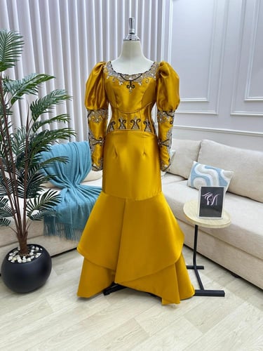 فستان ميكادو المزين بالتطريز اليدوي على القماش