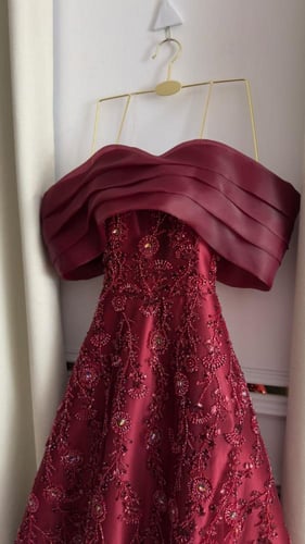 فستان سهره فخم المزين بالتطريز