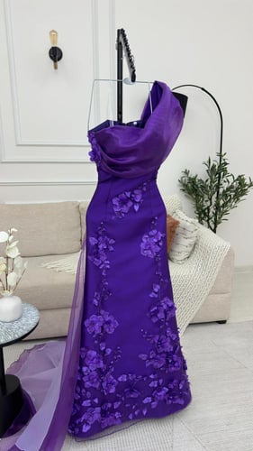 فستان سهره المزين بالورود البارزه المطرزه يدويا