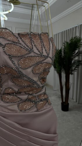 فستان سهره تفته المزين بالتطريز اليدوي