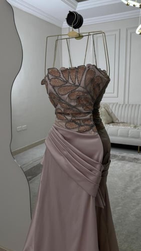 فستان سهره تفته المزين بالتطريز اليدوي