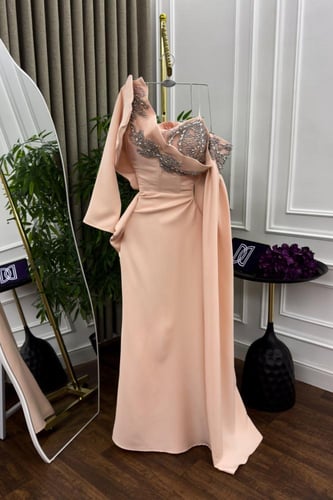 فستان باربي المزين بالتطريز اليدوي