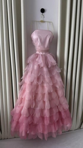 فستان سهره اورجنزا مموج المزين بالطبقات بشكل انيق...