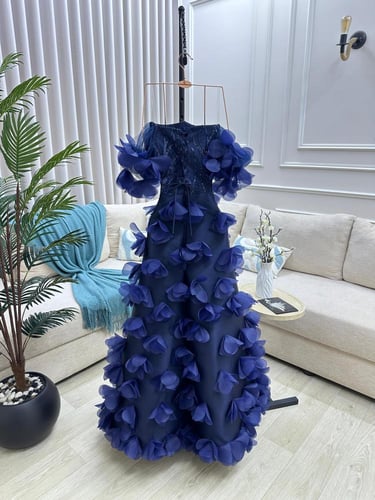 فستان سهره جازار المزين بالورود البارزه قصات ليزر...