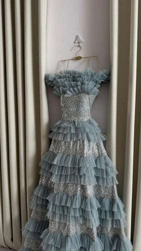 فستان سهره تل المزين بالطبقات بشكل انيق ومتناسق مز...