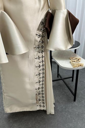 فستان سهره ميكادو المزين بالتطريز اليدوي