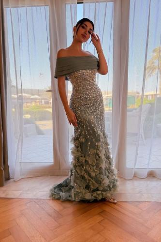 فستان سهره المزين بالخرز والورود البارزه