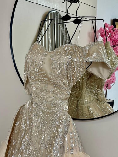 فستان سهره المزين بالكلفه الخرز ذيل اورجنزا مزين ب...