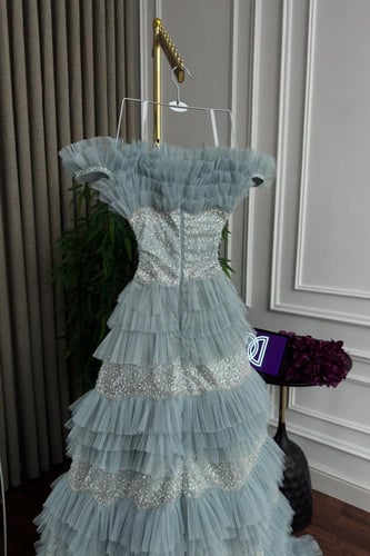 فستان سهره تل المزين بالطبقات بشكل انيق ومتناسق مز...