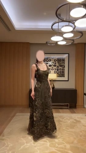 فستان سهره تل على المزين بالورود المخمليه