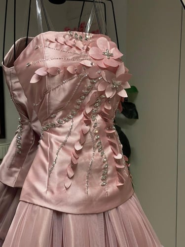 فستان سهره ميكادو المزين بالورود ليزر مزين بالتطري...