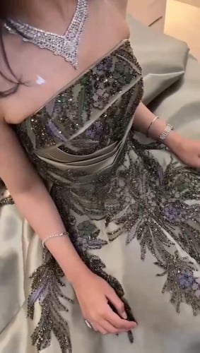 فستان ميكادو المزين بالتطريز اليدوي خرز