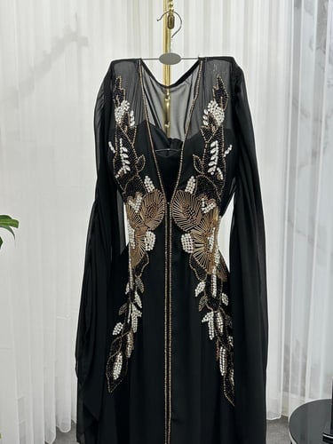 فستان شيفون المزين بالتطريز اليدوي وكريب استرتش