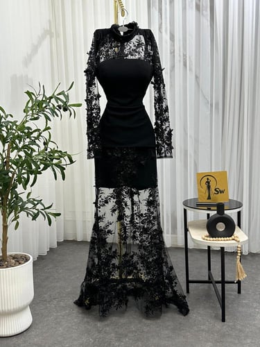 فستان باربي اسود المزين بالورود البارزه على تل