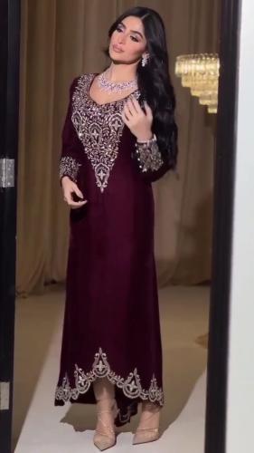 جلابيه لكرا كريب استرتش المزين بالتطريز اليدوي الف...