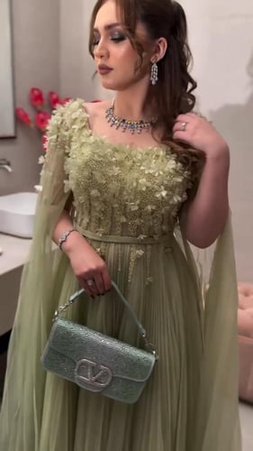 فستان سهره تل طبقات المزين بالتطريز اليدوي والورود...