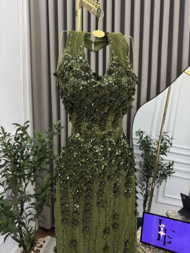 فستان سهره كلفه مزين بالتطريز والورود