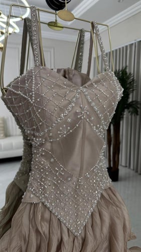 فستان سهره باربي مزين بالتطريز اليدوي وكرنكر مزين...