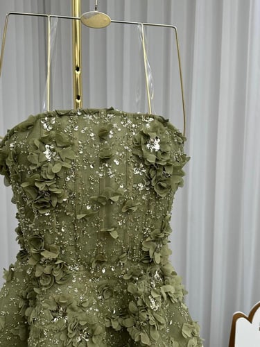 فستان سهره جازار المزين بالورود البارزه والتطريز