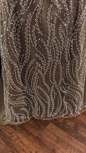 فستان سهره تل المزين بالخرز بشكل كثيف وأنيق