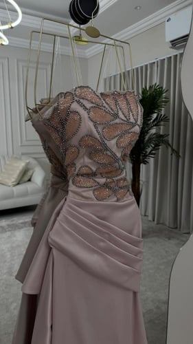 فستان سهره تفته المزين بالتطريز اليدوي