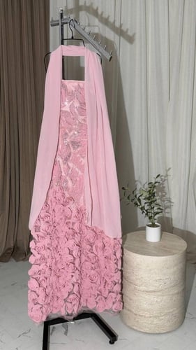 فستان سهره المزين بالتطريز والورود البارزه شال شيف...