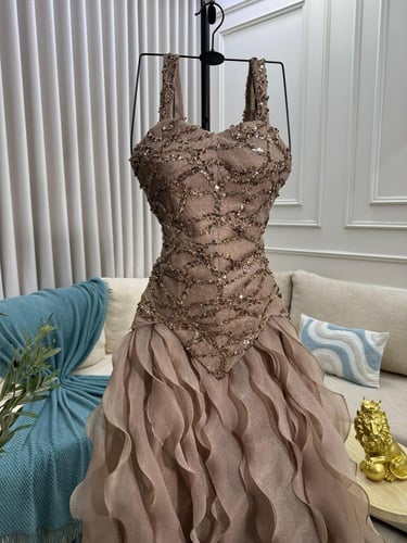 فستان سهره المزين بالتطريز مزين بطبقات بشكل انيق