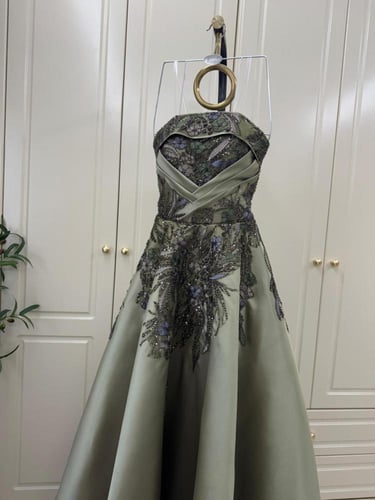 فستان ميكادو المزين بالتطريز اليدوي خرز