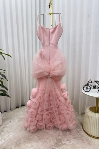 فستان باربي المزين بالورود البارزه