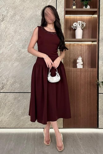 فستان باربي المزين بالتطريز اليدوي مزين بالكسرات