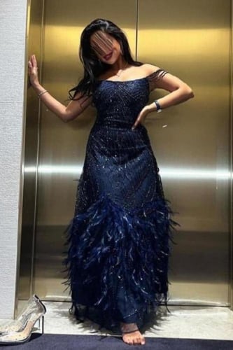 فستان سهره المزين بالتطريز والريش