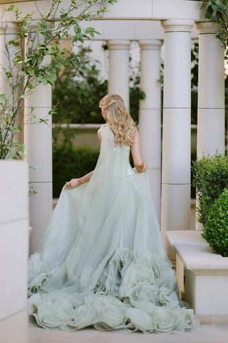 فستان سهره اورجنزا دبل كلوش المزين بالورود البارزه...