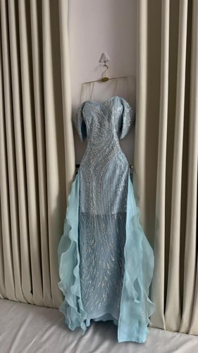 فستان سهره فخم المزين بالتطريز ذيل اورجنزا مزين با...