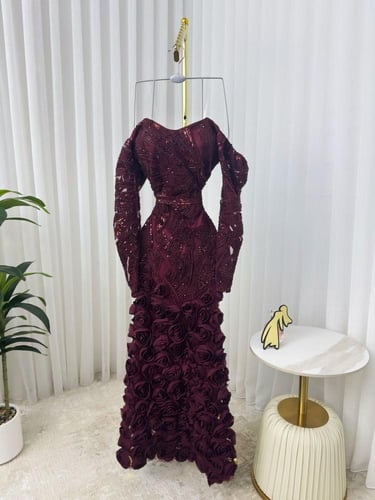 فستان سهره المزين بالتطريز والورود البارزه