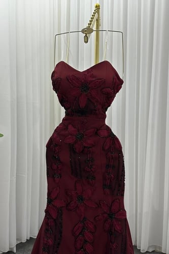 فستان سهره برغندي المزين بالورود والتطريز