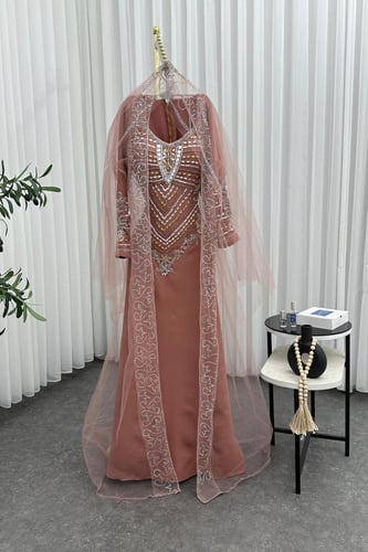 جلابيه باربي المزينه بالتطريز اليدوي بشكل كثيف بشت...