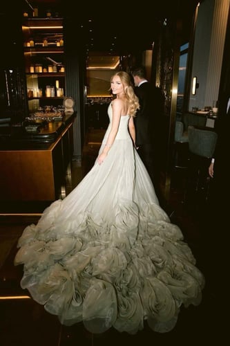 فستان سهره اورجنزا دبل كلوش المزين بالورود البارزه...