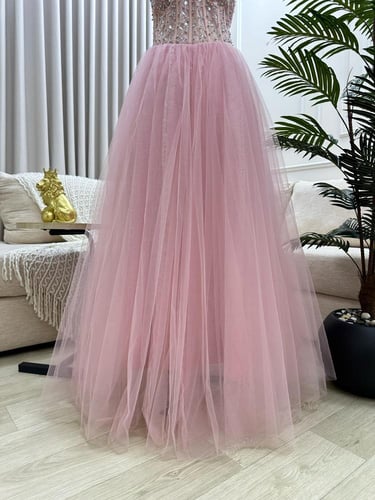 فستان سهره تل طبقات على طبقه جازار المزين بالتطريز...