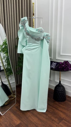 فستان باربي المزين بالتطريز اليدوي