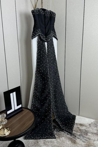 فستان باربي وذيل ميكادو المزين بالتطريز اليدوي