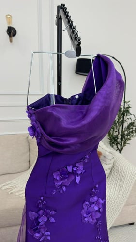 فستان سهره المزين بالورود البارزه المطرزه يدويا