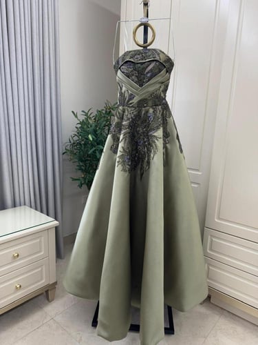 فستان ميكادو المزين بالتطريز اليدوي خرز