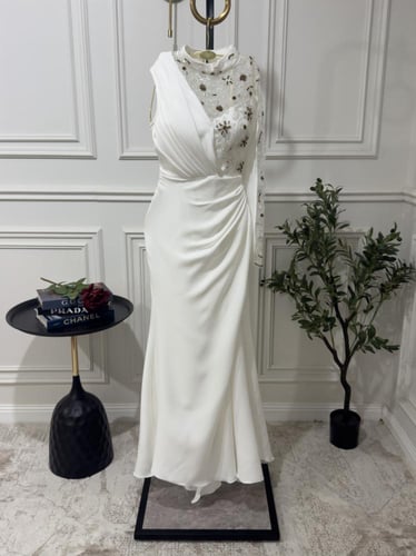 فستان سهره باربي المزين بالتطريز اليدوي والكسرات